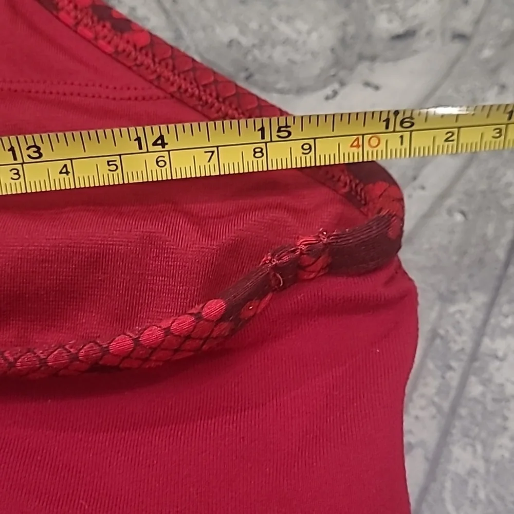 Lululemon womens Power Y Tank Luon like new size 10 snakeskin magneta color